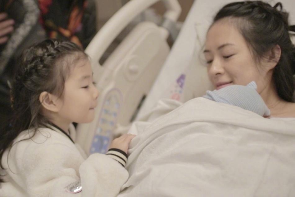 Chi tiền tỷ đi đẻ nơi con gái Beckham chào đời, Chương Tử Di bị dân trong nước ném đá-6