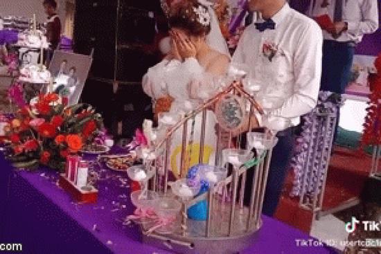 Clip: Chú rể bật nắp rượu bay vào mặt cô dâu nhưng hành động sau đó mới đáng bàn