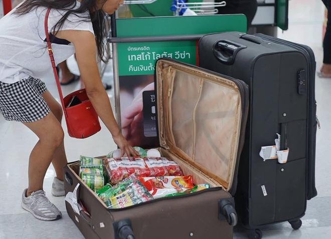 Mang vali, chậu, xe kéo đi mua hàng vì túi nylon bị cấm ở Thái Lan-1