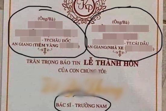 Thiệp cưới có 1-0-2 ghi đầy đủ gia thế cô dâu - chú rể: Nhà trai có tiệm vàng, nhà gái chủ hãng xe