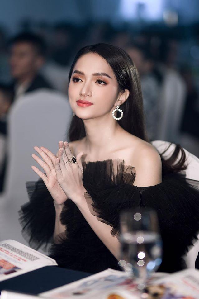 SAO MAKE OVER: Tần Lam kẻ lông mày dài đến tận mang tai - Mỹ Tâm để tóc xoăn điện giật vẫn ghi điểm-7