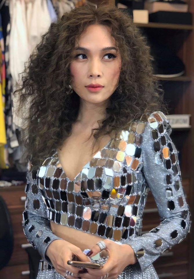 SAO MAKE OVER: Tần Lam kẻ lông mày dài đến tận mang tai - Mỹ Tâm để tóc xoăn điện giật vẫn ghi điểm-5