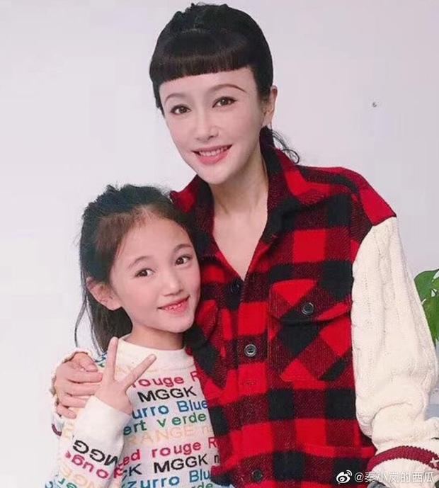 SAO MAKE OVER: Tần Lam kẻ lông mày dài đến tận mang tai - Mỹ Tâm để tóc xoăn điện giật vẫn ghi điểm-2