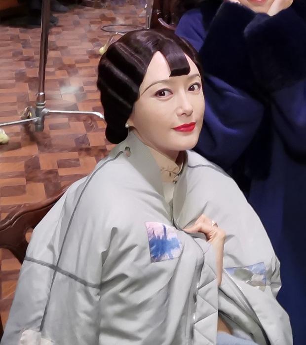 SAO MAKE OVER: Tần Lam kẻ lông mày dài đến tận mang tai - Mỹ Tâm để tóc xoăn điện giật vẫn ghi điểm-1