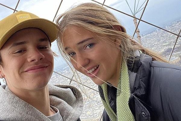 Brooklyn Beckham đam mê thân hình bạn gái mới-3