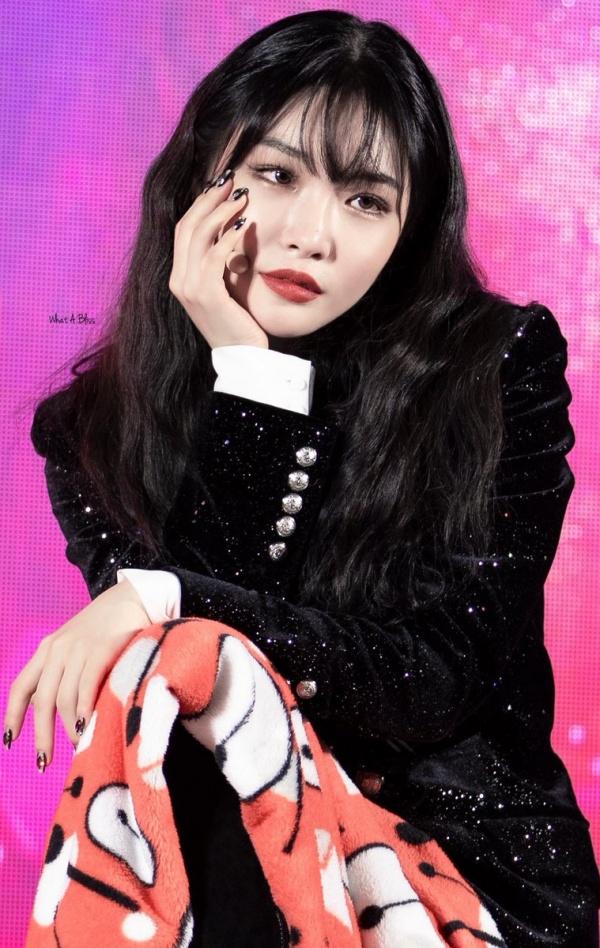 Là cây rụng tiền của công ty, Chungha gây choáng với loạt outfit không giá nghìn đô thì cũng đính đá lồng lộn-1