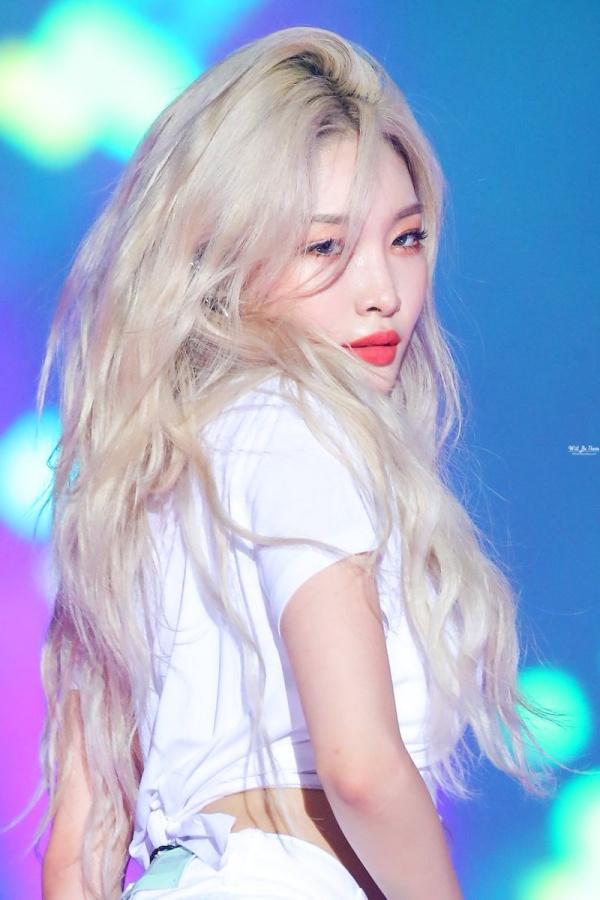 Là cây rụng tiền của công ty, Chungha gây choáng với loạt outfit không giá nghìn đô thì cũng đính đá lồng lộn-2