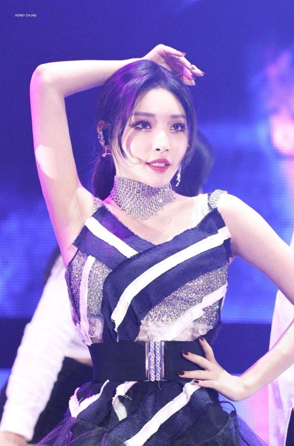 Là cây rụng tiền của công ty, Chungha gây choáng với loạt outfit không giá nghìn đô thì cũng đính đá lồng lộn-3