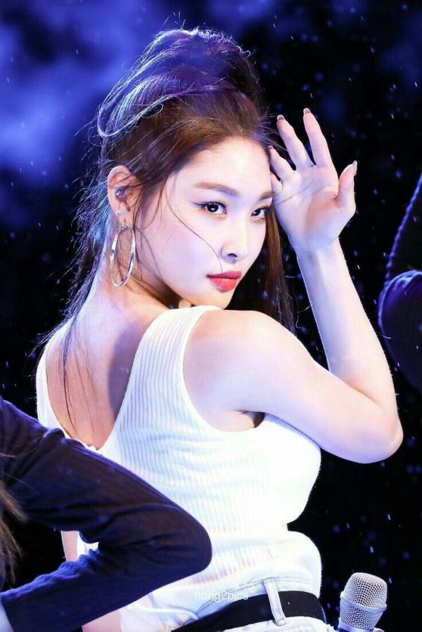 Là cây rụng tiền của công ty, Chungha gây choáng với loạt outfit không giá nghìn đô thì cũng đính đá lồng lộn-4