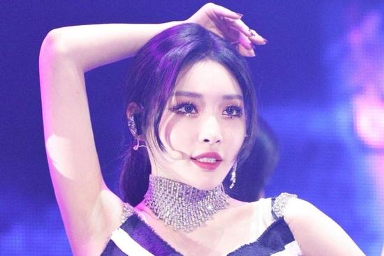 Là 'cây rụng tiền' của công ty, Chungha gây choáng với loạt outfit không giá nghìn đô thì cũng đính đá 'lồng lộn'