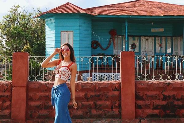 Á hậu 1 Hoa hậu Hoàn vũ 2017 - Laura González (Colombia) diện crop-top sành điệu khoe vòng eo phẳng lỳ.