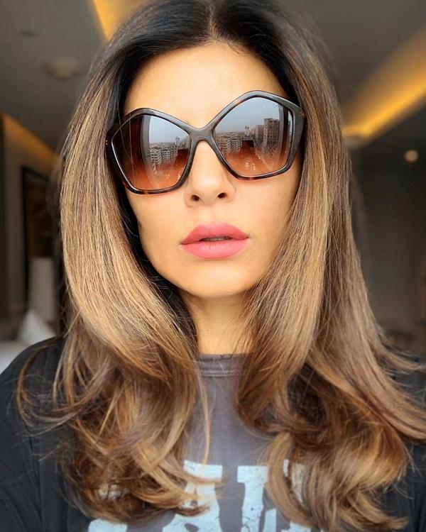 Góp mặt trong bản tin của 2Sao.vn ngày hôm nay là Hoa hậu Hoàn vũ 1994 - Sushmita Sen (Ấn Độ) với khoảnh khắc "tự sướng".