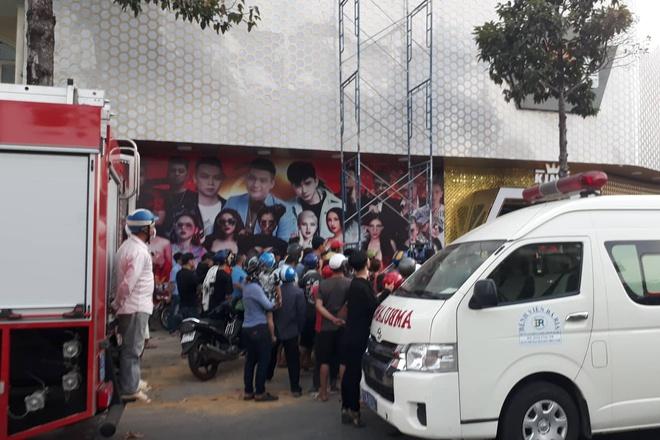 Điều xe cẩu tháo dỡ vũ trường King Night Club, tìm người mắc kẹt-1