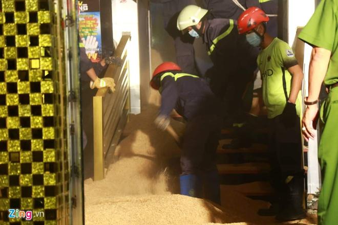 Điều xe cẩu tháo dỡ vũ trường King Night Club, tìm người mắc kẹt-2