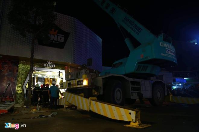 Điều xe cẩu tháo dỡ vũ trường King Night Club, tìm người mắc kẹt-4