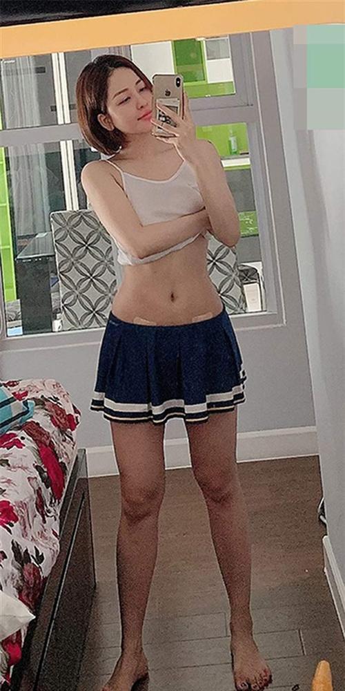 Sau 3 tháng công khai hút mỡ, hotgirl Trâm Anh tung ngay bộ ảnh mặc áo xuyên thấu, đáng chú ý là vòng 2-4