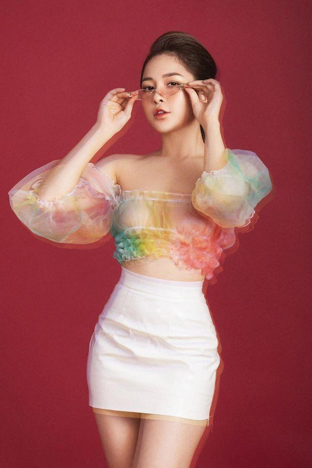 Sau 3 tháng công khai hút mỡ, hotgirl Trâm Anh tung ngay bộ ảnh mặc áo xuyên thấu, đáng chú ý là vòng 2-7