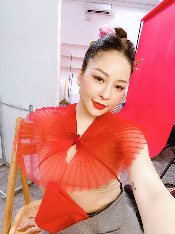 Sau 3 tháng công khai hút mỡ, hotgirl Trâm Anh tung ngay bộ ảnh mặc áo xuyên thấu, đáng chú ý là vòng 2-6