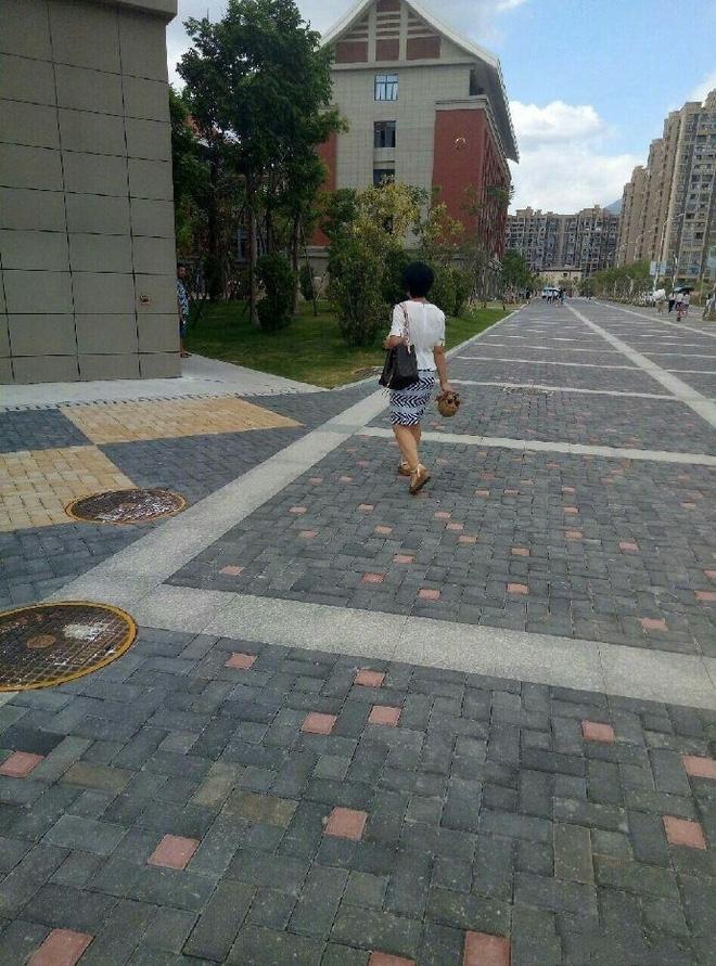 Đi dạy cầm trên tay một chiếc đầu lâu, cô giáo trẻ làm ai nhìn cũng muốn té xỉu vì quá kinh dị-1