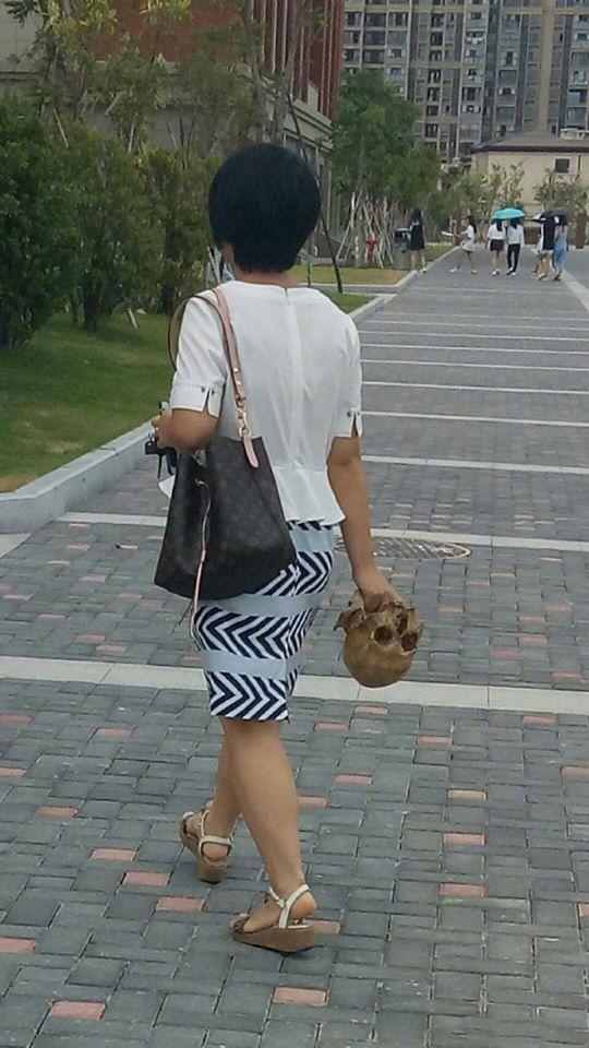 Đi dạy cầm trên tay một chiếc đầu lâu, cô giáo trẻ làm ai nhìn cũng muốn té xỉu vì quá kinh dị-2