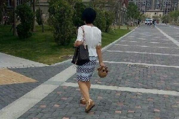 Đỗ xe chắn ngang cửa nhà người khác rồi rời đi vài tiếng, tài xế tá hỏa khi nhìn dòng chữ bị sơn trên xe-3