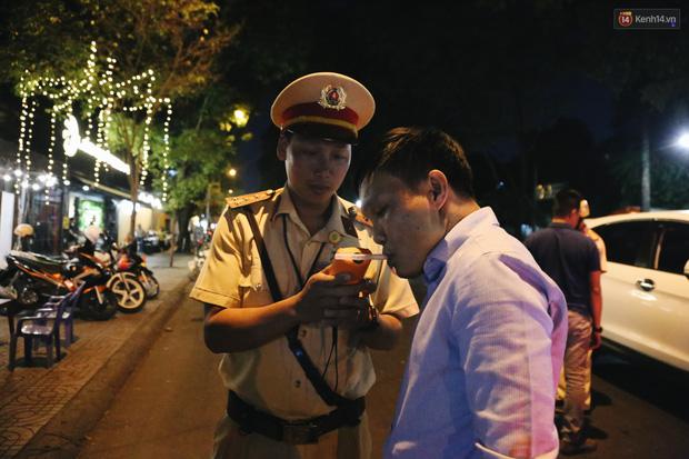 Người đi xe đạp bối rối vì bị kiểm tra nồng độ cồn, người đi xe máy uống 2 lon bia bị phạt 4,5 triệu: Xe tôi mua 5 triệu, chắc bỏ luôn-10