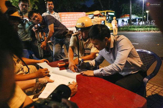 Người đi xe đạp bối rối vì bị kiểm tra nồng độ cồn, người đi xe máy uống 2 lon bia bị phạt 4,5 triệu: Xe tôi mua 5 triệu, chắc bỏ luôn-11