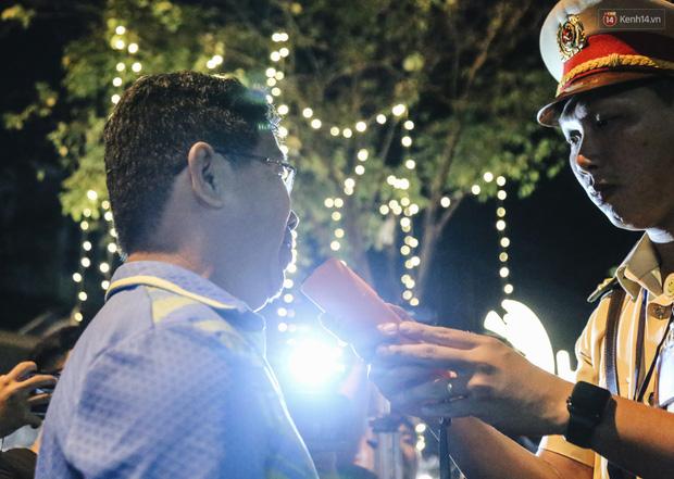 Người đi xe đạp bối rối vì bị kiểm tra nồng độ cồn, người đi xe máy uống 2 lon bia bị phạt 4,5 triệu: Xe tôi mua 5 triệu, chắc bỏ luôn-6