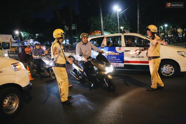 Người đi xe đạp bối rối vì bị kiểm tra nồng độ cồn, người đi xe máy uống 2 lon bia bị phạt 4,5 triệu: Xe tôi mua 5 triệu, chắc bỏ luôn-8
