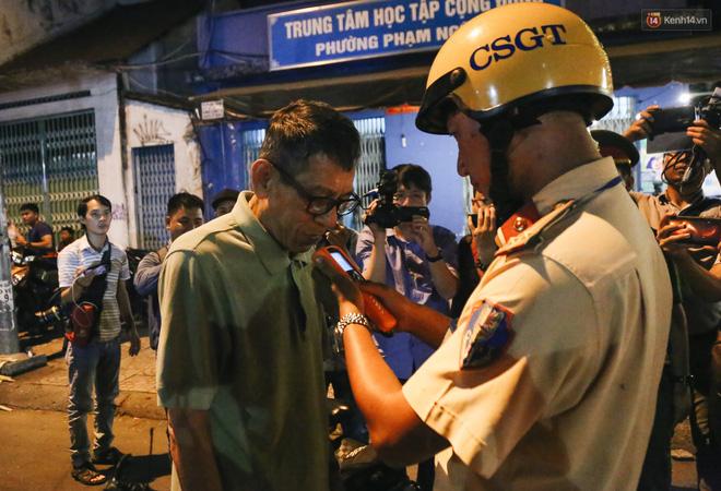 Người đi xe đạp bối rối vì bị kiểm tra nồng độ cồn, người đi xe máy uống 2 lon bia bị phạt 4,5 triệu: Xe tôi mua 5 triệu, chắc bỏ luôn-2