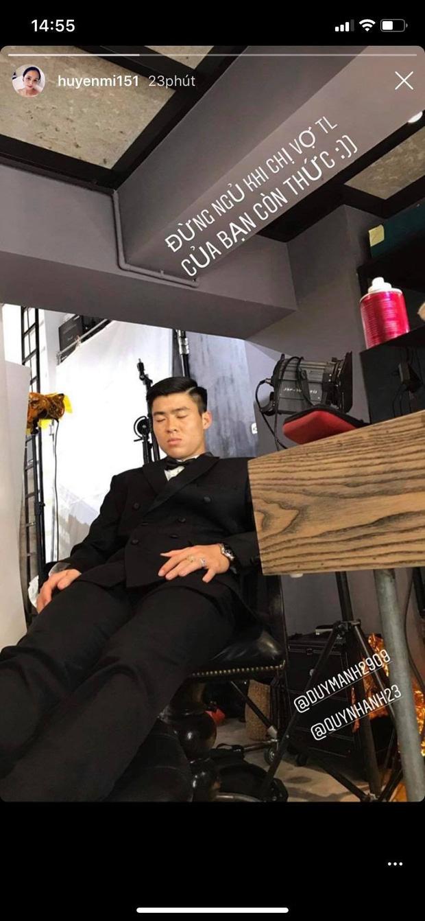 Duy Mạnh bị bạn gái, chị vợ tương lai đăng ảnh ngủ gục trong bộ tuxedo-1