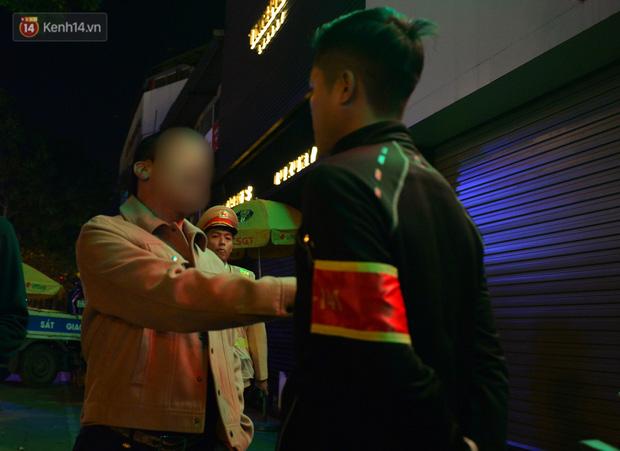 Bị kiểm tra nồng độ cồn, người đàn ông nghi say xỉn đòi... giấy của viện kiểm sát, lớn tiếng quát: Tôi chơi tới bến với các anh luôn!-13