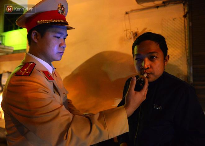 Bị kiểm tra nồng độ cồn, người đàn ông nghi say xỉn đòi... giấy của viện kiểm sát, lớn tiếng quát: Tôi chơi tới bến với các anh luôn!-9