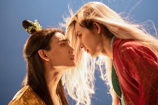 Zero 9 mang thằn lằn sống lên thảm vàng, Trung Quân và Denis Đặng hở nhũ hoa trên sân khấu-19