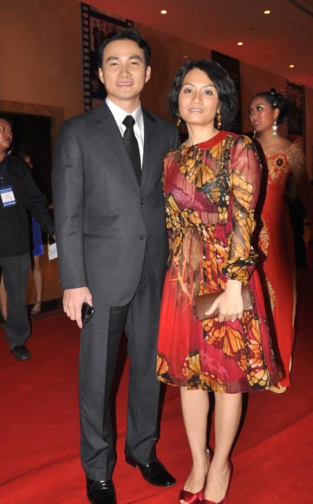 Diễn viên Chi Bảo lần đầu tiên đăng ảnh đưa người yêu đi ăn cùng con trai và vợ cũ-2