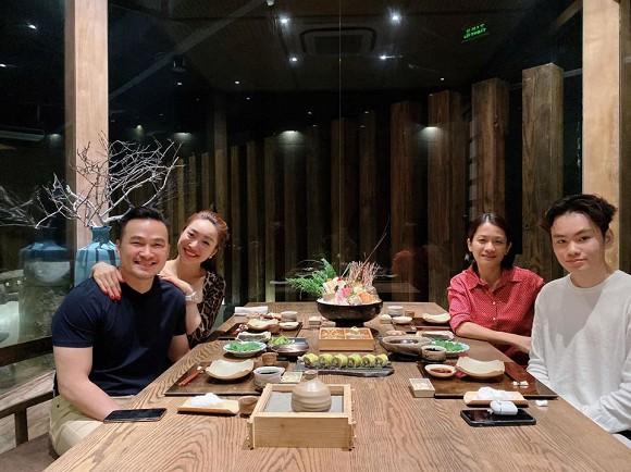 Diễn viên Chi Bảo lần đầu tiên đăng ảnh đưa người yêu đi ăn cùng con trai và vợ cũ-5