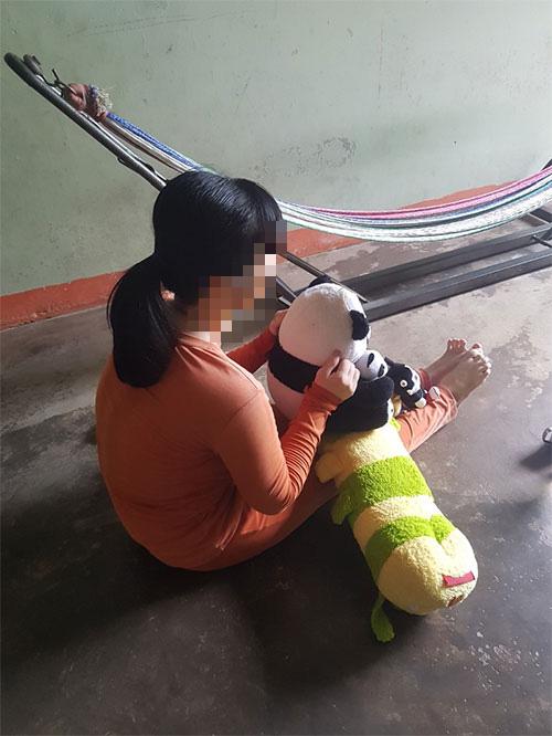 Cô gái thiểu năng bị 2 cha con dượng thay nhau hãm hiếp dẫn tới có thai-1