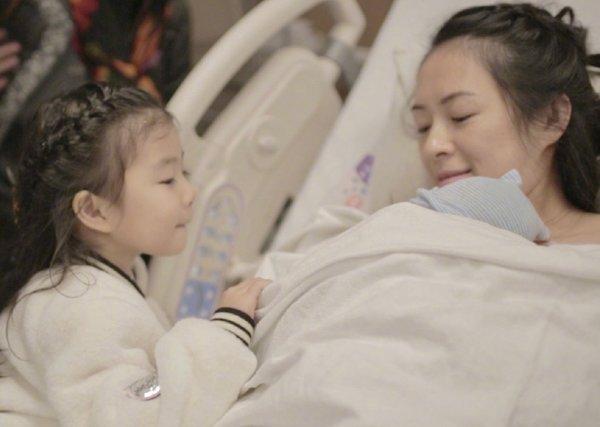 Chi tiền tỷ đi đẻ nơi con gái Beckham chào đời, Chương Tử Di bị dân trong nước ném đá-1