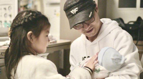 Chi tiền tỷ đi đẻ nơi con gái Beckham chào đời, Chương Tử Di bị dân trong nước ném đá-2