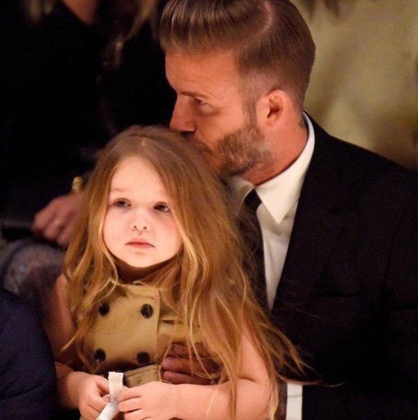 Chi tiền tỷ đi đẻ nơi con gái Beckham chào đời, Chương Tử Di bị dân trong nước ném đá-4