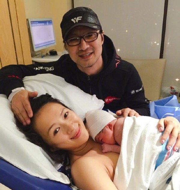 Chi tiền tỷ đi đẻ nơi con gái Beckham chào đời, Chương Tử Di bị dân trong nước ném đá-5