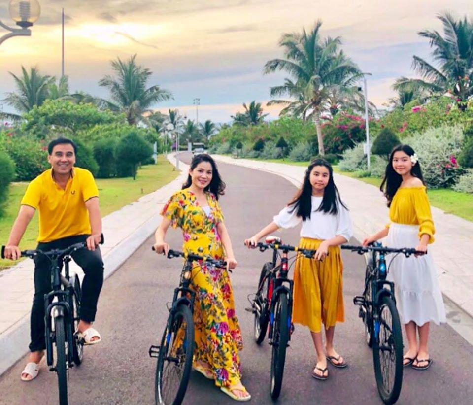 Dự đám cưới, 2 con gái Quyền Linh chiếm spotlight vì xinh hơn cả cô dâu-13