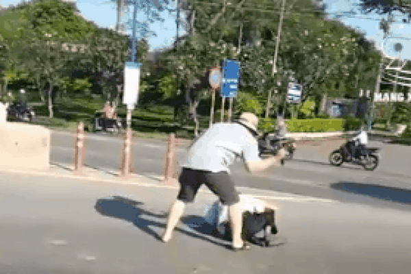 Clip: Côn đồ vác phóng lợn chém tới tấp vào quán nhậu, ông chú vẫn bình thản ngồi uống bia-2