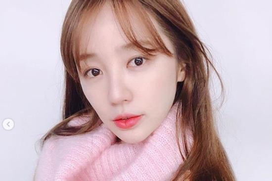 'Thái tử phi' Yoon Eun Hye trẻ trung như nữ sinh dù đã U40