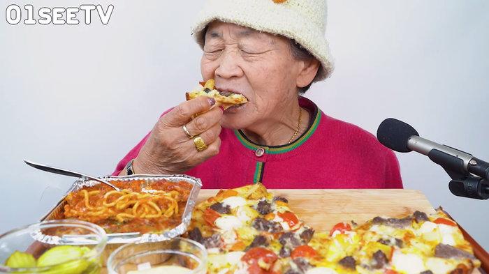 Quay vlog ăn uống thả ga, cụ bà 82 tuổi người Hàn Quốc gây sốt cộng đồng mạng-2