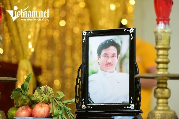 Vợ nghệ sĩ Nguyễn Chánh Tín khóc nức nở bên linh cữu chồng-5