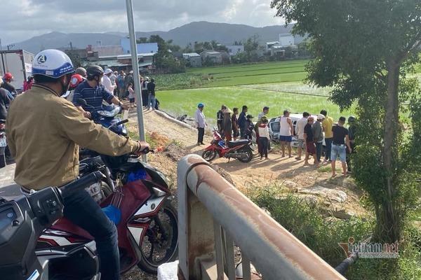 Ô tô bán tải mất lái, phi sang đường hất văng 2 xe máy xuống ruộng-1