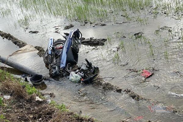 Ô tô bán tải mất lái, phi sang đường hất văng 2 xe máy xuống ruộng-2