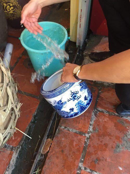 Hăng hái lau dọn bát hương khi đến nhà bạn trai chơi, cô gái nhận kết đắng còn dân mạng đau đầu cãi nhau-2