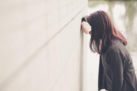 Đến nhà người yêu chơi lần đầu, thấy bức ảnh treo trên tường, tôi 'bỏ chạy mất dép'